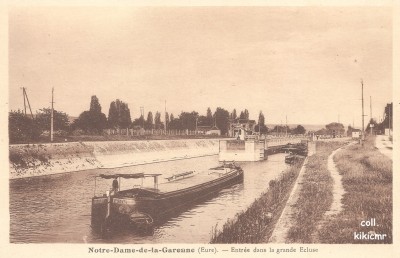 Notre-Dame-de-la-Garenne (Eure) - Entrée dans la grande écluse.jpg