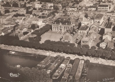 Montceau-les-Mines (S.-et-L.) - Place de l'Hôtel de Ville et le canal - Vue aérienne (1) (red).jpg