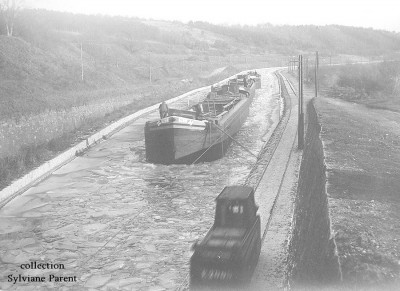 SR7 Train de peniche dans la glace vers 1940.JPG