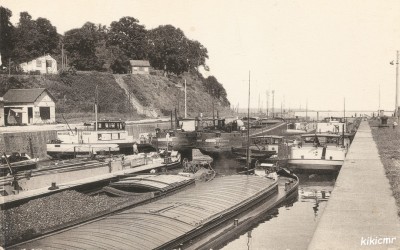 Tancarville (Seine-Inf.) - Péniches au passage de l'écluse (1) (red).jpg