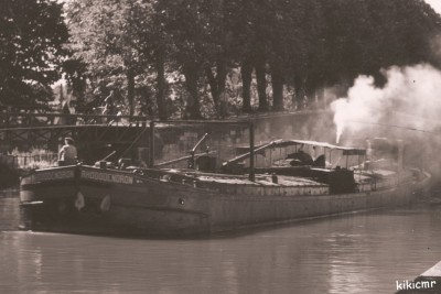 Montargis (Loiret) - Les bords du canal (2 vag).jpg