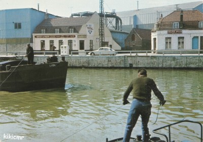 Arques (Pas-de-Calais) - Quai du commerce - Le café-épicerie Dumont (tél. 43) - Poste de fuel-Oil (1) red.jpg (193.85 Kio) Vu 1855 fois Arques (Pas-de-Calais) - Quai du commerce - Le café-épicerie Dumont (tél. 43) - Poste de fuel-Oil (1) red.jpg