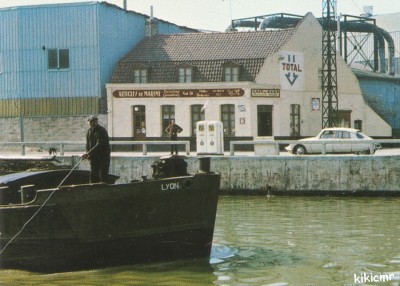 Arques (Pas-de-Calais) - Quai du commerce - Le café-épicerie Dumont (tél. 43) - Poste de fuel-Oil (2) red.jpg (217.64 Kio) Vu 1855 fois Arques (Pas-de-Calais) - Quai du commerce - Le café-épicerie Dumont (tél. 43) - Poste de fuel-Oil (2) red.jpg