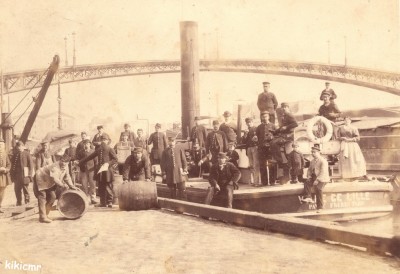 Paris - Canal de l'Ourcq - La Passerelle (red).jpg