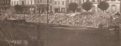 Strasbourg - Les gravats provenant des ruines sont enlevés par des péniches (dét) (red).jpg