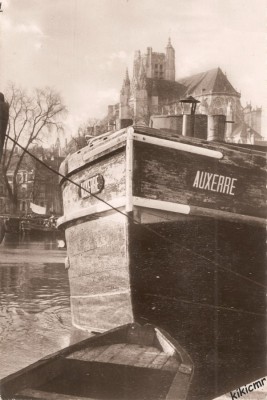 Auxerre (Yonne) - La cathédrale vue du port (red).jpg