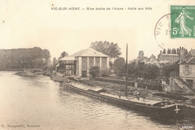 PAQUEBOT 7 - Vic-sur-Aisne - Rive droite de l'Aisne - Halle aux blés (1) (red).jpg