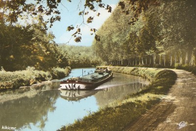Nemours (Seine-et-Marne) - Le canal du Loing (1) (red).jpg