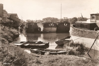 Bray-sur-Seine - Péniches en chargement (1) (red).jpg