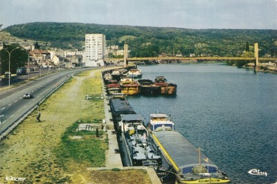 Elbeuf (Seine-Maritime) - La Seine, les quais - Au fond, le Puchot (1) (red).jpg