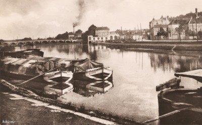Gray (Haute-Saône) - La Saône au port Villeneuve (1) (red).jpg