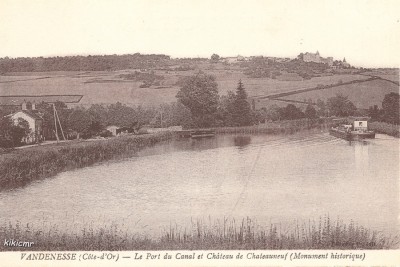 Vandenesse (Côte-d'Or) - Le port du canal et château de Châteauneuf (Monument Historique).jpg