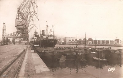 Dunkerque (Nord) - Le chargement des péniches (1) (red).jpg