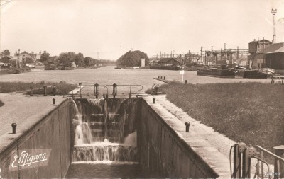 Migennes (Yonne) - L'écluse et le port sur le canal de Bourgogne.jpg