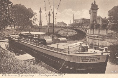 Berlin - schwimmende Jugenherberge.jpg