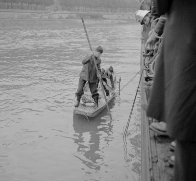 chacun-son-role-pendant-que-le-premier-sauveteur-tente-de-reperer-l-epave-du-vehicule-a-l-aide-d-une-grande-barre-de-fer-le-deuxieme-se-charge-d-ecoper-la-barque-qui-montre-quelques-signes-d-instabilite-17-novembre-1961-archives-le-progres-1604672395.jpg (378.88 Kio) Vu 507 fois chacun-son-role-pendant-que-le-premier-sauveteur-tente-de-reperer-l-epave-du-vehicule-a-l-aide-d-une-grande-barre-de-fer-le-deuxieme-se-charge-d-ecoper-la-barque-qui-montre-quelques-signes-d-instabilite-17-novembre-1961-archives-le-progres-1604672395.jpg