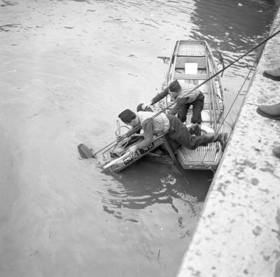 ca-y-est-on-apercoit-enfin-une-partie-du-vehicule-sur-laquelle-un-sauveteur-joue-les-equilibristes-pour-y-fixer-de-gros-quot-hamecons-quot.jpg (407.14 Kio) Vu 507 fois ca-y-est-on-apercoit-enfin-une-partie-du-vehicule-sur-laquelle-un-sauveteur-joue-les-equilibristes-pour-y-fixer-de-gros-quot-hamecons-quot.jpg