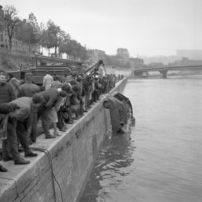 pour-ne-rien-manquer-de-cette-peche-spectaculaire-et-observer-l-etat-presque-intact-de-cette-citroen-2cv-les-badauds-n-hesitent-pas-a-se-pencher-dangereusement-au-dessus-de-la-riviere.jpg (398.94 Kio) Vu 306 fois pour-ne-rien-manquer-de-cette-peche-spectaculaire-et-observer-l-etat-presque-intact-de-cette-citroen-2cv-les-badauds-n-hesitent-pas-a-se-pencher-dangereusement-au-dessus-de-la-riviere.jpg