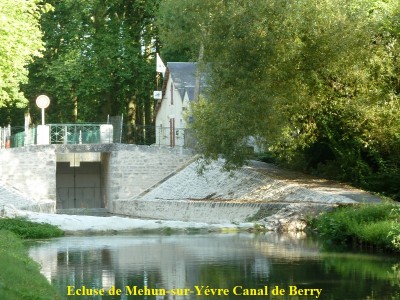 16 Ecluse de Mehun-sur-Yévre Canal de Berry (2).JPG