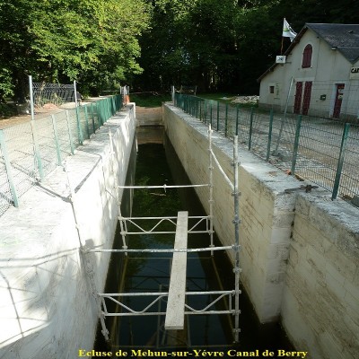16 Ecluse de Mehun-sur-Yévre Canal de Berry (1).JPG