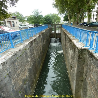 13 Ecluse de Bourges Canal de Berry (1).JPG