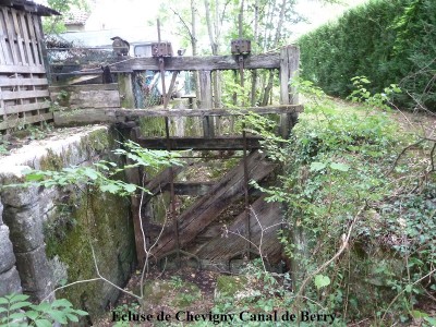 11Ecluse de Chevigny Canal de Berry (3).JPG