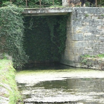 11Ecluse de Chevigny Canal de Berry (2).JPG