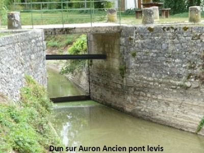 9Dun sur Auron Canal de Berry Ancien pont levis (1).JPG