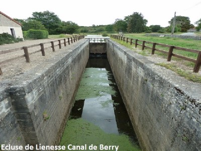 4Ecluse de Lienesse Canal de Berry.JPG