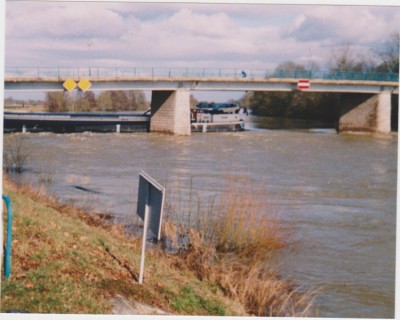 bateau au pt de Pontailler sur saone 002 (Copier).jpg (98.37 Kio) Vu 1489 fois bateau au pt de Pontailler sur saone 002 (Copier).jpg