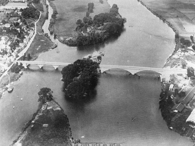 Vue-aerienne-de-l-ancien-pont pont de l arche [800x600].jpg
