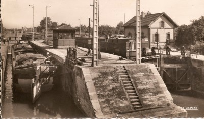 Tergnier (Aisne) - L'écluse du pont de Fargniers, canal de Saint-Quentin [vagus].jpg