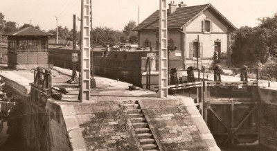 Tergnier (Aisne) - L'écluse du pont de Fargniers, canal de Saint-Quentin - ROANNE P13264F [vagus].jpg