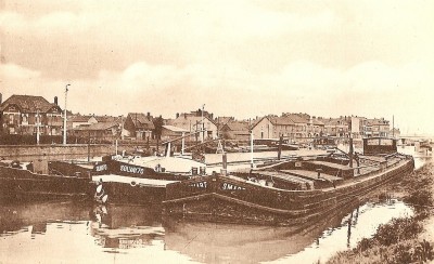 Solvay 70 - Chauny (Aisne) - Le canal de Saint-Quentin - Le port.jpg