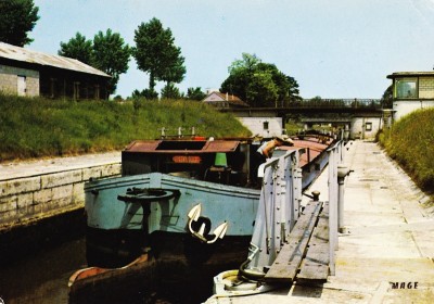 écluse de vic sur ainsne (800x559).jpg