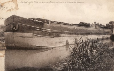 Paray-le-Frésil - Passage d'un bateau à l'écluse de Rozières [vagus].jpg