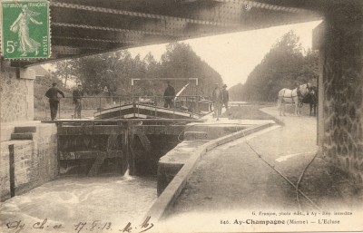 Ay-Champagne (Marne) - L'écluse.jpg