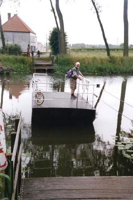Passage manuel canal Kobus Damme-Sluis - Copie.jpg