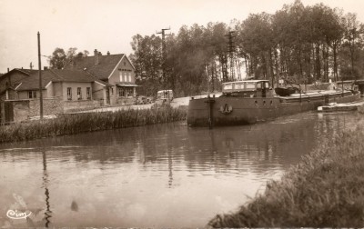 Pargny-sur-Saulx (Marne) - Le canal et l'hôtel-restaurant A l'ancre d'Or (vagus).jpg