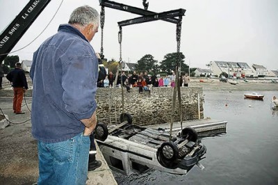 voiture-dans-le-port-xl.jpg