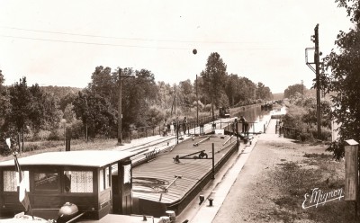 Solvay 6 - Pargny-sur-Saulx (Marne) - L'écluse sur le canal de la Marne au Rhin - Pont canal.jpg