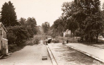 Solvay 54 - Ligny-en-Barrois (Meuse) - Le canal de la Marne au Rhin et l'écluse (vagus).jpg