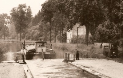 Solvay 54 - Ligny-en-Barrois (Meuse) - Le canal de la Marne au Rhin et l'écluse (détail 1) (vagus).jpg