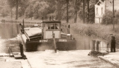 Solvay 54 - Ligny-en-Barrois (Meuse) - Le canal de la Marne au Rhin et l'écluse (détail 2) (vagus).jpg