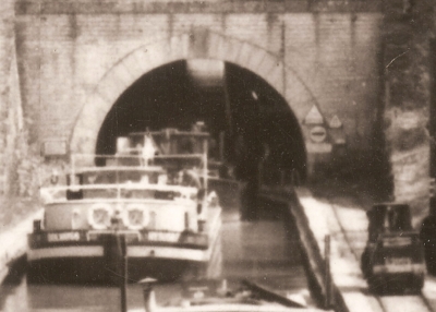 Solvay 68 - Lay-Saint-Rémy (Meurthe-et-Moselle) - L'entrée du tunnel du canal (détail).jpg