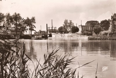 Solvay 88 - Toul - Le canal et l'usine à gaz.jpg