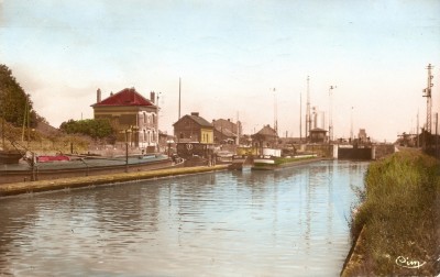 Solvay 100 - Chauny (Aisne) - L'écluse (colorisée).jpg