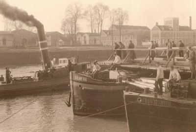 Solvay 106 - auf der Mosel (pont de bateaux).jpg