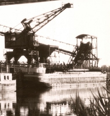 Solvay 116 - Tavaux-Cités (Jura) - Usine Solvay - Le pont transbordeur sur le canal.jpg (217.61 Kio) Vu 9132 fois Solvay 116 - Tavaux-Cités (Jura) - Usine Solvay - Le pont transbordeur sur le canal.jpg