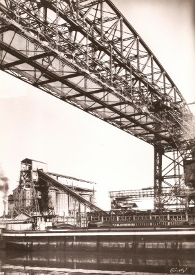 Solvay 116 - Tavaux-Cités (Jura) - Usine Solvay - Le pont transbordeur et les fours à chaux.jpg